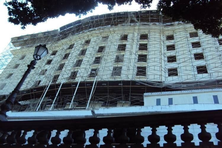 A reforma do Hotel Glória está parada. O prédio do
antigo cinco estrelas é hoje um grande canteiro de obras fantasma. Em ruínas, apenas a fachada original do hotel foi mantida. Os moradores do bairro confirmam que não há
movimentação de operários no local há mais de um ano. Leia mais