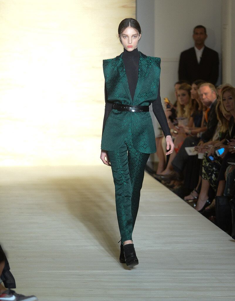 A coleção de inverno de Reinaldo Lourenço, apresentada na FAAP,
nesta terça-feira (4), usou e abusou de formas geométricas e do couro como
material principal. Os destaques ficaram por conta das franjas e das golas
altas. O pescoço recebeu atenção também por conta dos acessórios que as modelos
usaram. Paetês e estampas apareceram em segundo plano, quebrando o tom sóbrio das
criações, exibida na 38ª edição da SPFW 