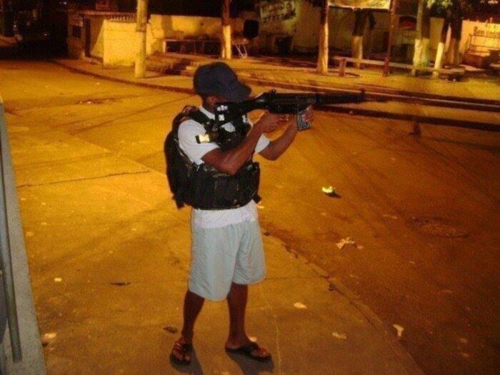 Com um fuzil, um homem posa em posição de tiro. As imagens foram postadas na internet no início deste ano