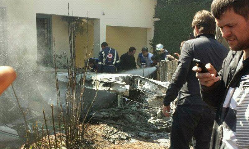 Segundo testemunhas, a aeronave havia acabado de levantar voo, quando se
enroscou na fiação elétrica, perdeu altura e caiu na frente de uma
casa, que ficou com o muro destruído