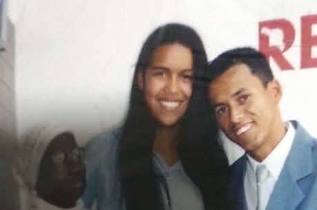 Aremilda, na época, aos 18 anos, ao lado do marido