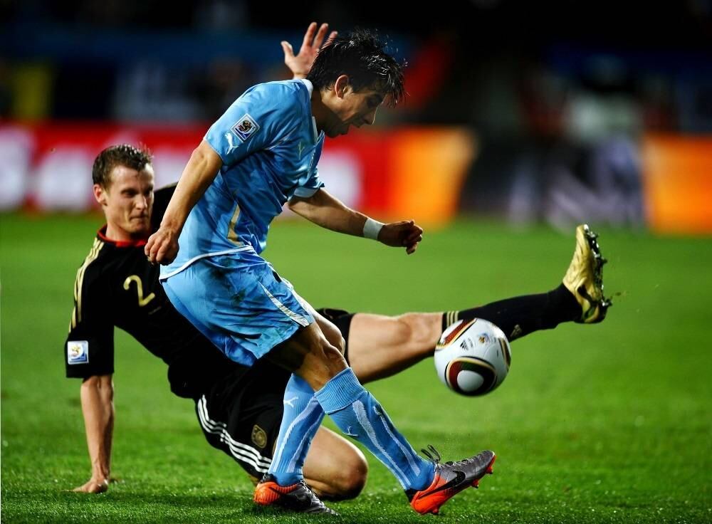 No
entanto, sucumbiu diante da sensação da época, a Espanha. Depois de derrotada
por 1 a 0 na semi, os alemães, novamente, fizeram questão de terminar o torneio
com honra e jogou muita bola contra o Uruguai na disputa de terceiro lugar,
rendimento que lhe renderam uma vitória por 3 a 2, e mais um grande resultado
em Mundiais