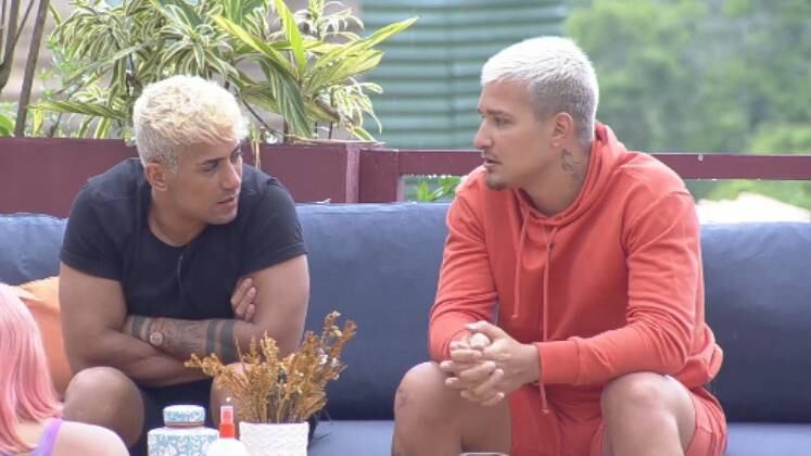 Convivência com os peões

Os animais não foram os seus únicos amigos na sede! MC Gui encontrou um ombro amigo com diversos participantes do reality. Tati Quebra Barraco e Tiago Piquilo ajudaram o cantor nas dinâmicas e convivência na sede

