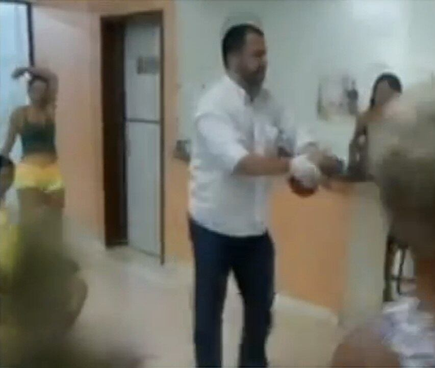 Homem carrega criança