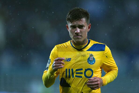 Otávio - Meio-campista - Porto - 22 anos
Formado na base do Internacional, Otávio se profissionalizou em 2014, aos 19 anos. O jogador chamou a atenção do Porto, que o contratou e emprestou para o Vitória Guimarães para ganhar experiência no futebol português. Nesta temporada, o garoto tornou-se titular da equipe
Valor em 2016 - 3 milhões euros / Valor em 2017 - 7 milhões de euros (+133,3%)
