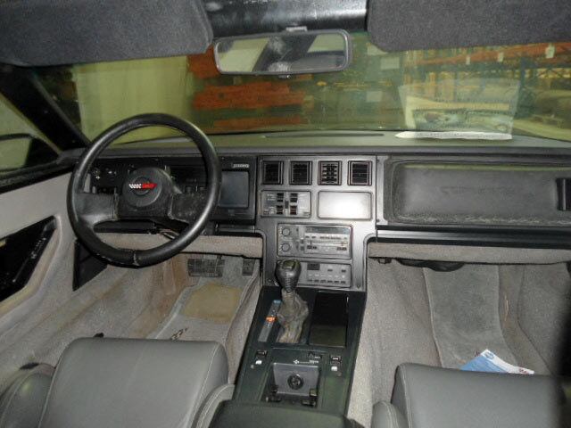 Por dentro, o carro está em estado de conservação duvidoso