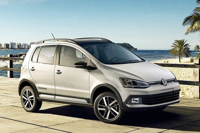 Na quarta colocação, os Volkswagen Fox e CrossFox tem 101.724 unidades, fechando a casa das centenas