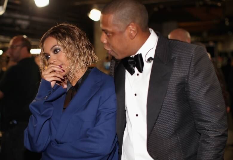 Beyoncé - Resentment
Depois do VMA deste ano, parece que os boatos de crise entre Beyoncé e o marido Jay-Z acabaram de vez. O casal saiu em turnê conjunta e escancarou a própria intimidade. No entanto, o que veio à tona foi a vida não tão perfeitinha dos dois. Durante um dos shows, a cantora teria insinuado uma infidelidade do marido. Ao cantar Resentment, Bey trocou a letra da música e deu essa indireta musical. No lugar do verso "Eu estava aqui primeiro; caminhando a seu lado por seis anos", a diva cantou "caminhando a seu lado por doze anos", que é o tempo que Bey e Jay estão juntos