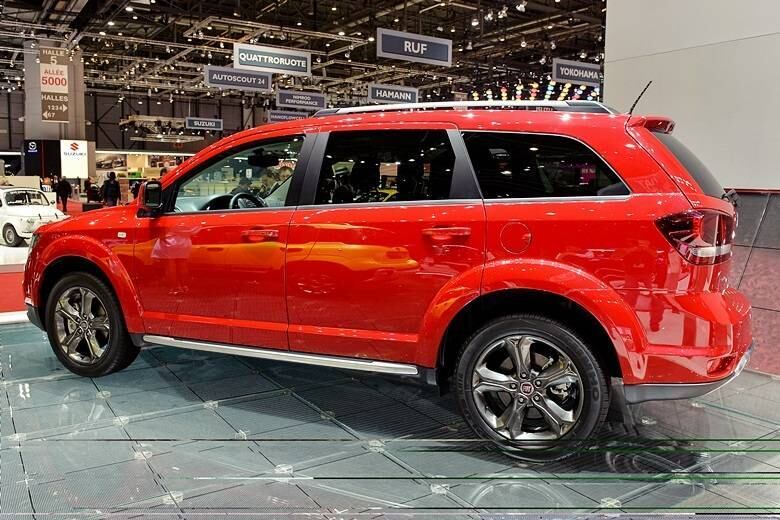 Nas laterais, o destaque são as rodas de liga leve aro 19 pintadas em cinza. Atrás, as lanternas usam lentes fumê

Veja a cobertura completa do Salão do Automóvel de Genebra 2014

Saiba tudo sobre carros! Acesse R7.com/carros