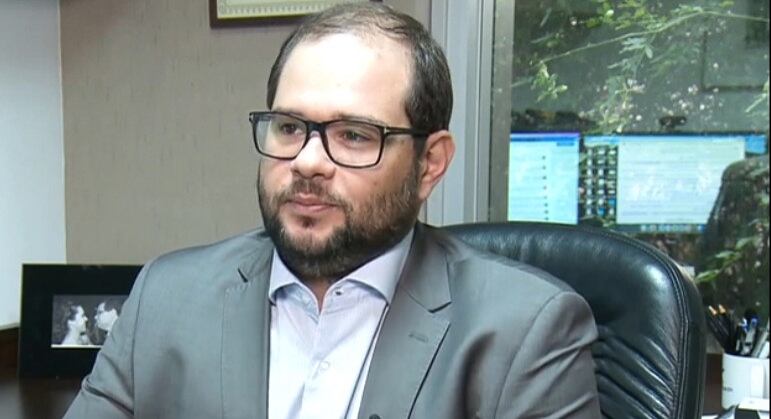 O casal vivia em união estável, que para a Justiça se
configura da mesma forma que um casamento. O advogado criminalista Caio Fonseca
relata que os dois podem responder por crimes de invasão de dispositivo: "Se os
dois compartilham a localização por vontade própria, não há crime". Para a
dançarina, agora o fim é definitivo: "Eu não quero isso para mim nunca
mais".



O Domingo Espetacular vai ao ar aos finais de semana, às 19h45, na
tela da Record TV.              