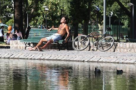 Homem toma sol em parque na tarde de segunda-feira em Buenos Aires