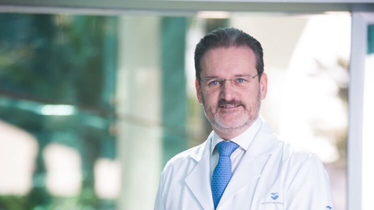 Dr. Robinson
Poffo: É cirurgião cardiovascular

 

Natural de Joinville, em Santa
Catarina, Dr. Poffo é muito carinhoso e atencioso com seus pacientes.




Apaixonado por tecnologia e
inovação. Extremamente curioso, buscou em vários centros do mundo, novas
técnicas que pudessem beneficiar seus pacientes.




Um dos mais renomados cirurgiões
cardíacos da América Latina, é pioneiro no Brasil em realizar procedimentos
minimamente invasivos com robô.



