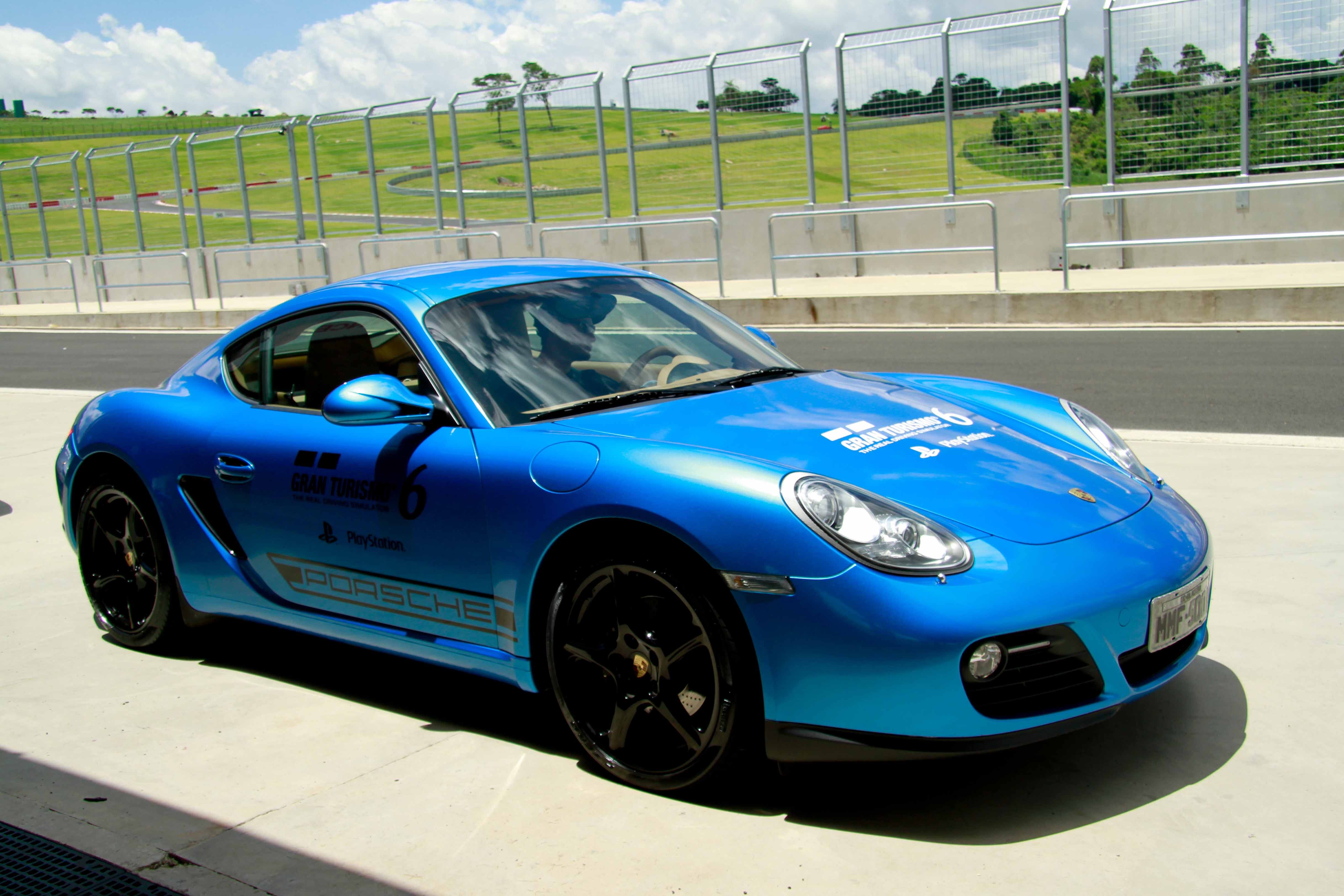 Outro carro não disponível no GT6 é o Porsche Cayman. A marca alemã possui contratos de exclusividade com rivais da Sony, incluindo a Eletronic Arts, produtora do Need for Speed