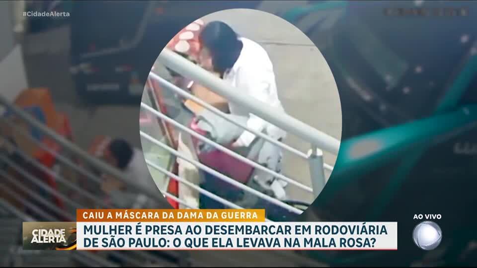 Mulher é presa em ônibus com arsenal dentro da mala; ela ia vender as armas na Feirinha da Madrugada