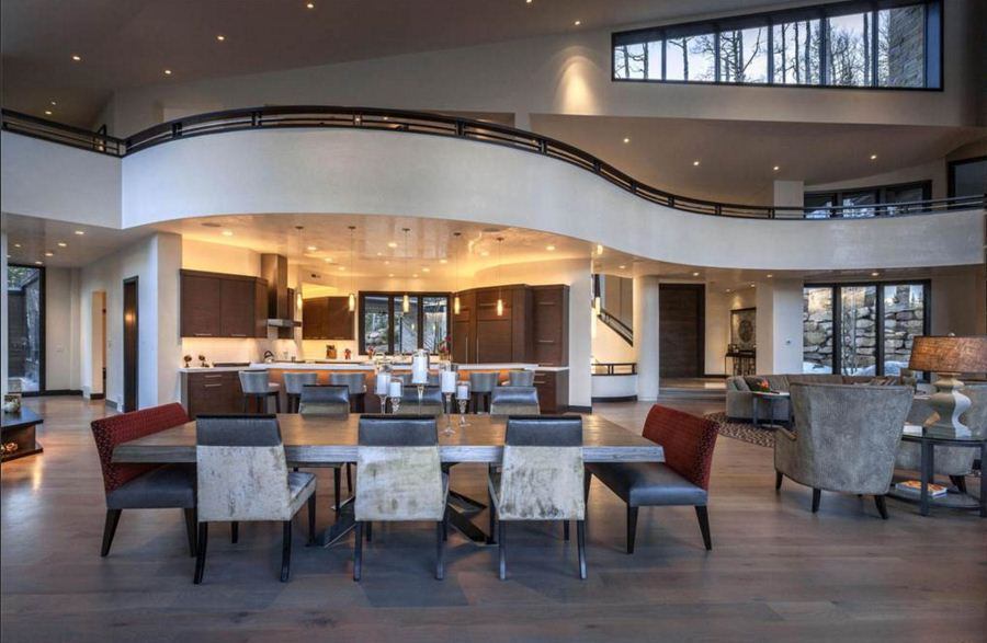 Um elevador liga os três andares da residência principal