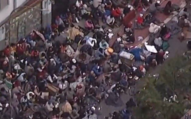 Usuários aglomerados durante operação policial na Rua Dr. Frederico Steidel