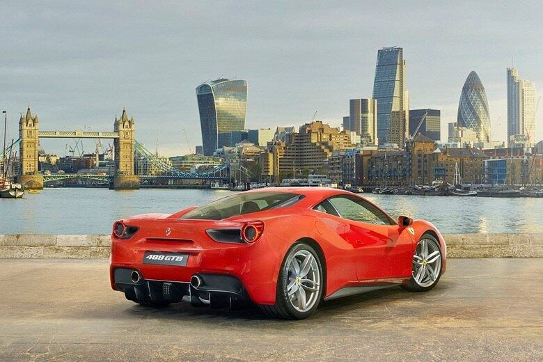 Ferrari 488 GTB — os mais puristas, mas não amigos do meio ambiente, dizem que um bom Ferrari não pode ter turbo. Para o apresentador, este pode.
— O velho 458 não foi tão eficiente quanto um McLaren 12C. Mas este carro coloca a marca do cavalo empinado de volta ao topo. Como uma máquina de condução, ele é, e não há outra palavra, perfeito —