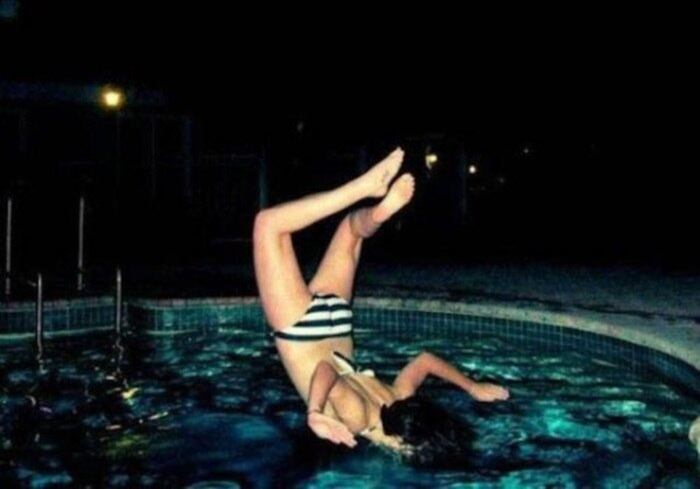 Ainda bem que ela caiu na água, né? Mas o rosto deve ter ficado bem vermelho