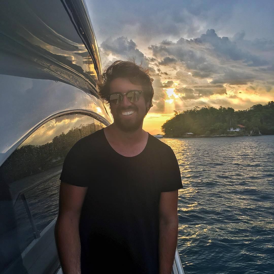 Olin Batista, filho do empresário Eike Batista e da empresária Luma de Oliveira, tem uma lista de lindas namoradas. Beldades como Jessica Günter e Babi Rossi não resistiram ao charme do DJ. Conheça os relacionamentos de Olin