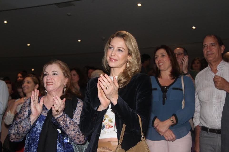 Luana Piovani aplaude de pé o emocionante show de Bibi