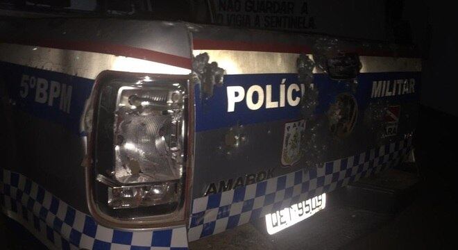 Viatura com dezenas de marcas de tiros do confronto entre criminosos e a PM