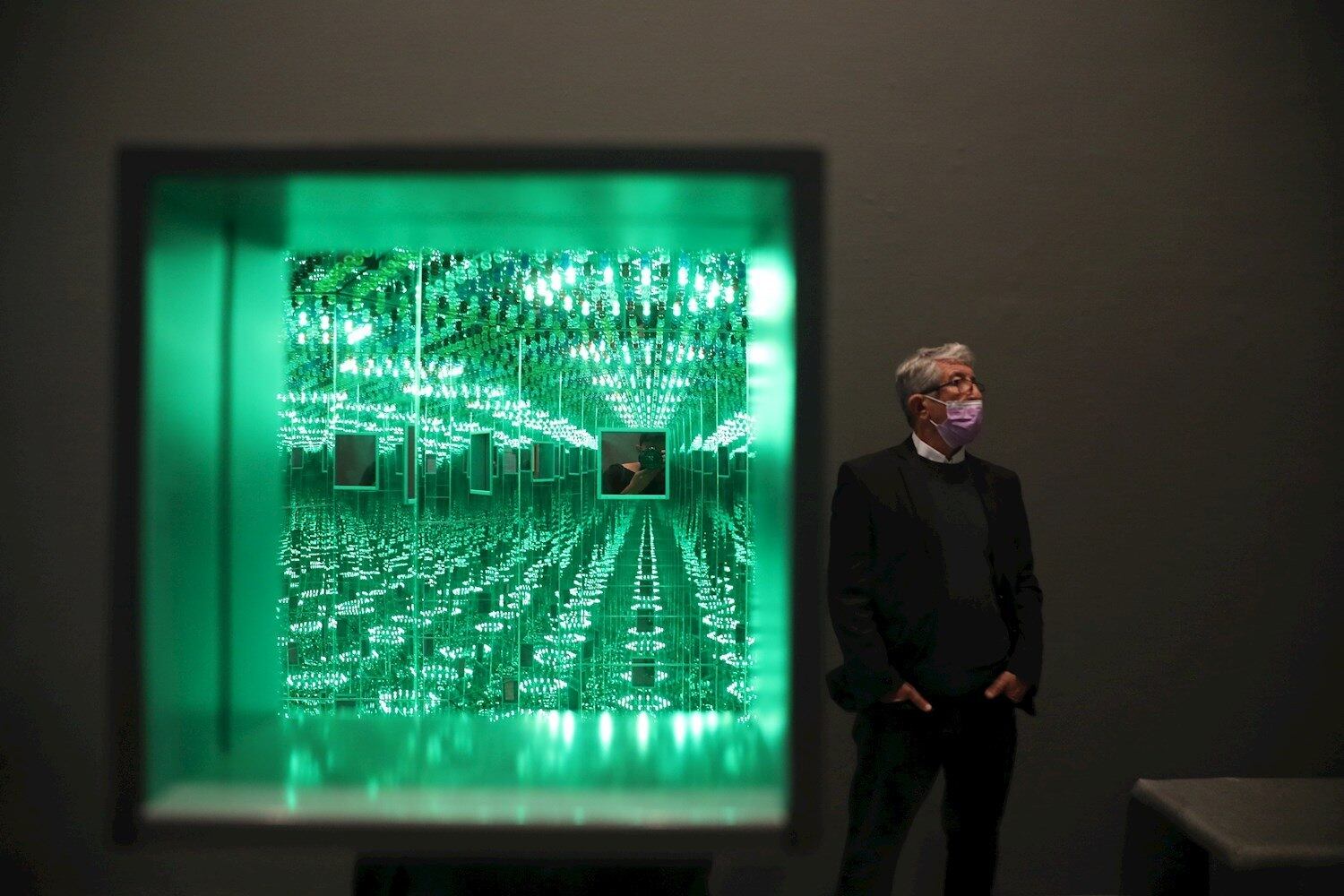 Tel Aviv (Israel), 31/10/2021.- A view inside the exhibition 'Yayoi Kusama: A Retrospective' of Japanese artist Yayoi Kusama during a press review at the Tel Aviv Museum of Art, in Tel Aviv, Israel, 31 October 2021. The exhibition will open to public from 15 November to 23 April 2022. (Abierto, Japón, Estados Unidos) EFE/EPA/ABIR SULTAN