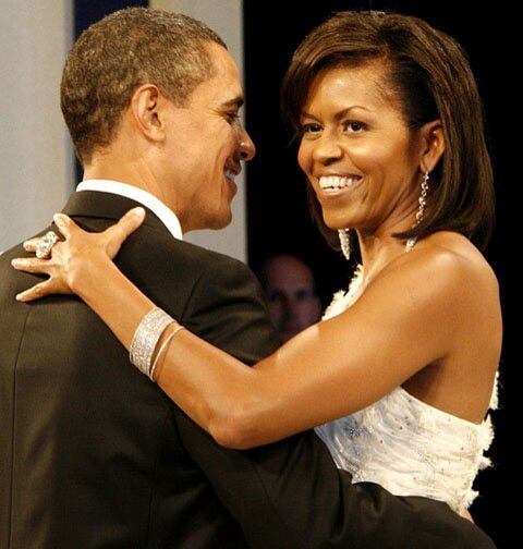 Michelle Obama - Advogada americana, 57 anos. Primeira-dama no mandato de Barack Obama nos EUA (jan/2009 a 2017). O casal tem 2 filhas. Michelle é alta (1,80m) e seus modelitos sem mangas, com os longos braços à mostra, ganharam destaque. Ela entrou em diversas listas de mulheres mais bem vestidas e elegantes do mundo.