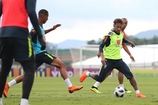 Neymar treinou junto dos demais jogadores na Granja Comary