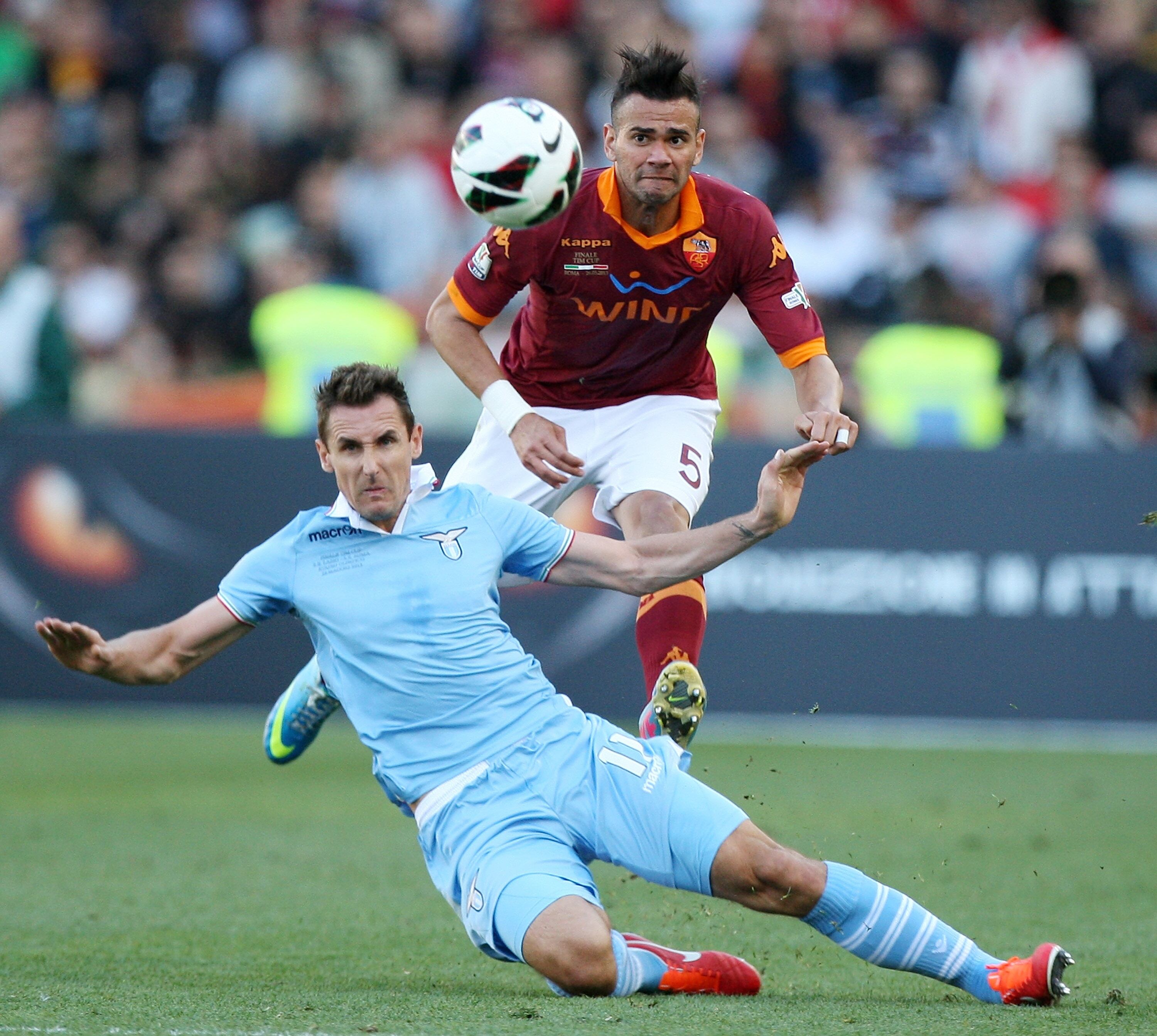 Recentemente, o ex-corintiano Leandro Castán teve a honra de marcar o alemão Miroslav Klose, segundo maior artilheiro da história das Copas, em um clássico de Roma