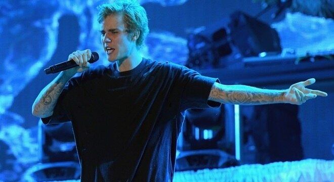 O Ministério Público do Brasil vai reabrir o processo contra Justin Bieber, gerado em 2013, segundo o jornal Extra. O cantor pichou um muro no Rio de Janeiro na última passagem pelo Brasil e teve o processo suspenso por não morar no país e não o encontraram para assinar o documento.

E o cantor também não vai poder ficar na mesma casa onde ficou da última vez. Segundo Leo Dias, o proprietário da casa no Rio de Janeiro se recusou a alugar o imóvel para o cantor, já que não quer causar problemas com os vizinhos. Justin é conhecido pelas festas gigantescas