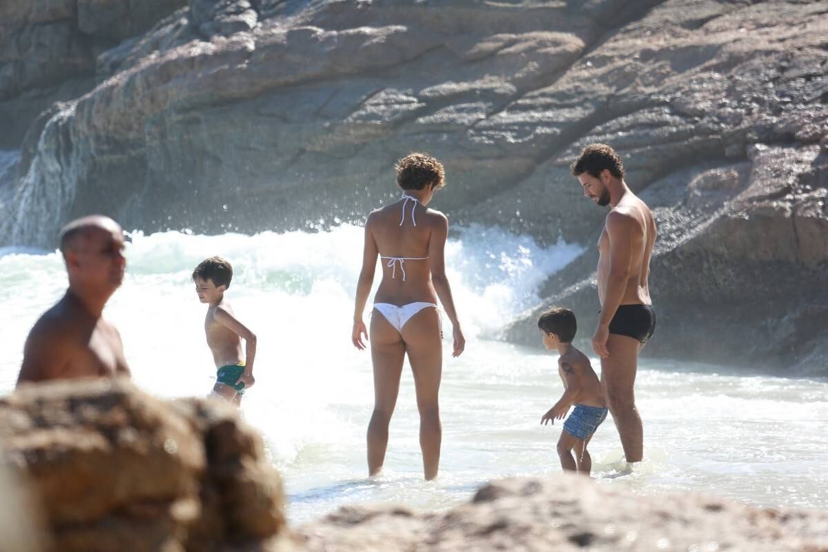 Sophie Charlotte e Daniel de Oliveira se divertem em praia com a família