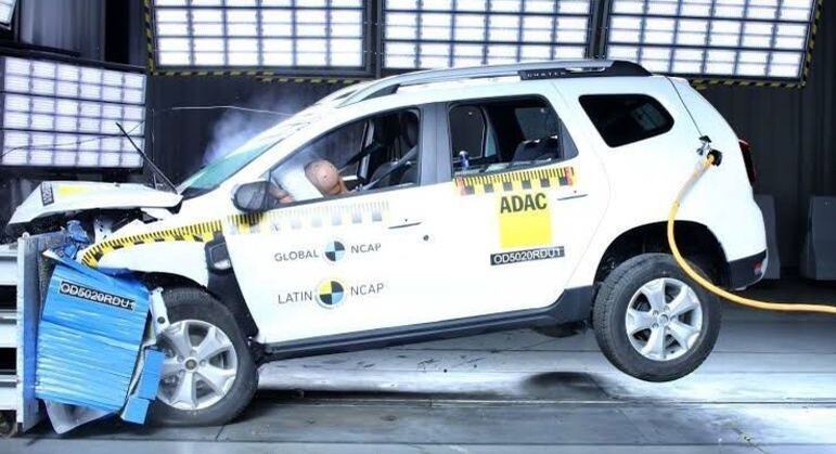 Bonecos que representam as crianças no banco traseiro sofreram danos na cabeça na batida frontal