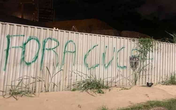 A pressão para a saída de Cuca já no tapume das obras da arena atleticana