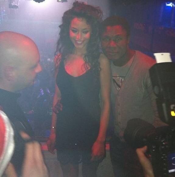 Aqui, Joseph Minala aparece ao lado da modelo Raffaella Fico, ex-namorada da estrela Mario Balotelli