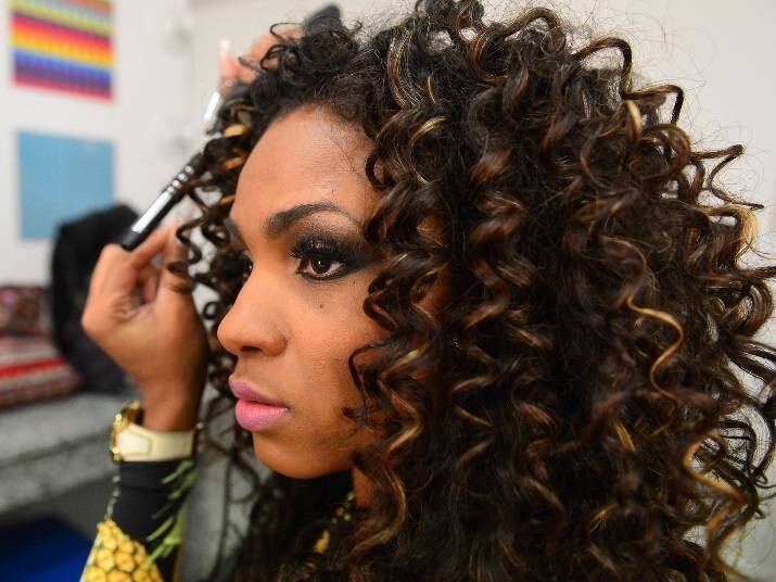 Reis lava o cabelo um dia sim e um dia não, com um detalhe
importante: “Deixo os fios secarem naturalmente, desta forma os cachos já vão
se formando”. Depois disso, ela passa um ativador para encaracolados e mousse
para cabelo, o que dará mais firmeza na hora de modelar
Exclusivo: veja as primeiras imagens da ex-modelo Loemy em clínica de reabilitação
Léo Santana admite já ter usado anabolizantes: “Afetou a minha voz”
Assistente de palco Valeska Reis sensualiza nos bastidores do programa Hora do Faro