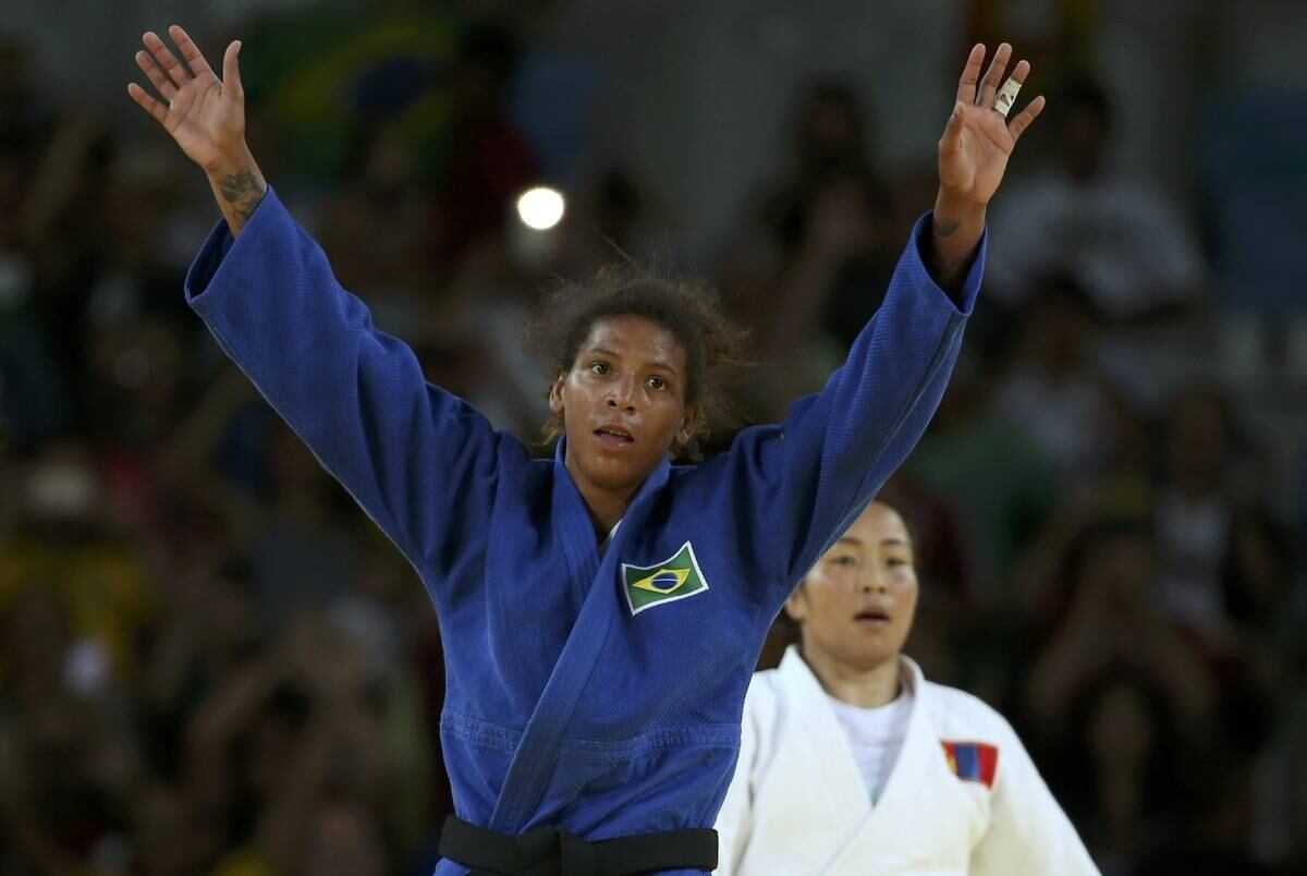 Primeiro ouro do Brasil nos Jogos Olímpicos, a judoca emocionou o País após a sua conquista. Duramente criticada em sua eliminação nos Jogos Olímpicos de Londres, em 2012, quando foi alvo de ofensas racistas nas redes sociais, Rafaela deu a volta por cima e conquistou à todos com sua humildade e determinação