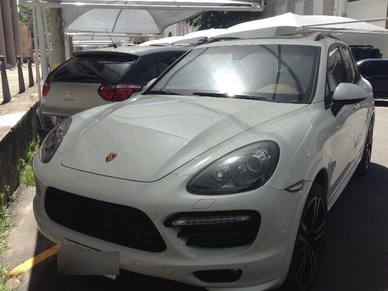 O veículo, um Porsche Cayenne branco ficava no pátio da Justiça Federal do Rio de Janeiro depois que foi apreendido