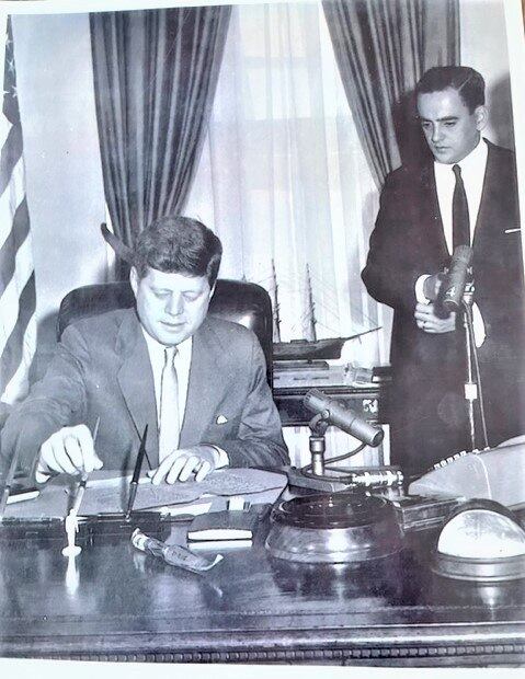 Flavio Cavalcanti (de pé) na entrevista com Kennedy