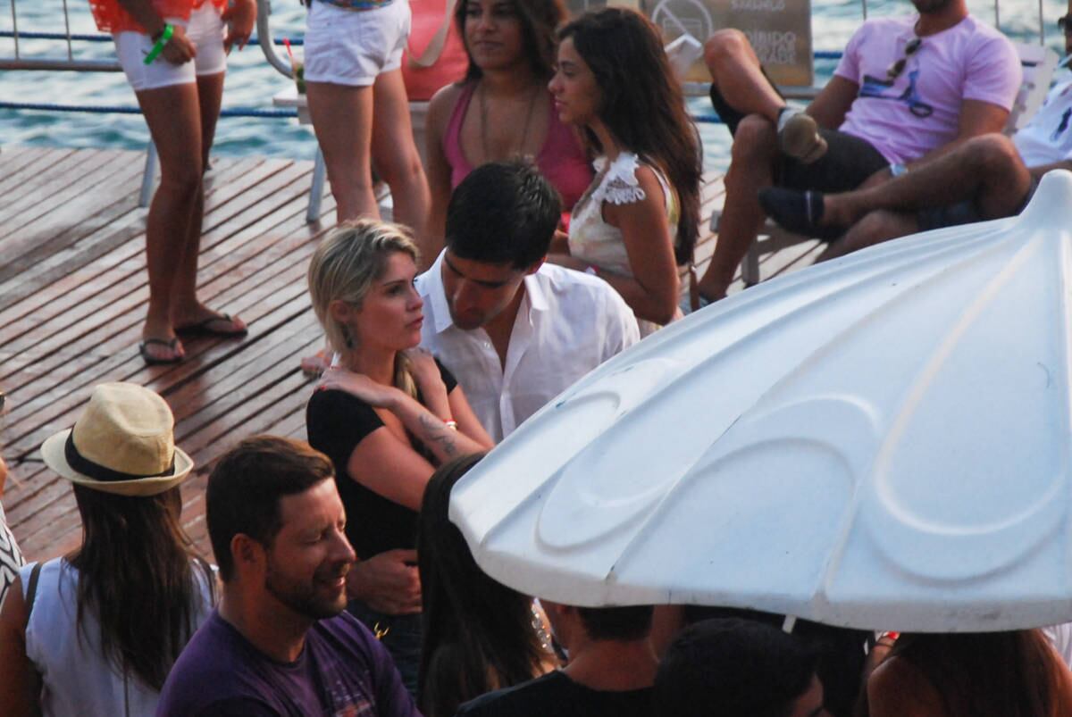 Será que a
fila andou para Bárbara Evans? No último domingo (12), a modelo foi clicada
conversando ao pé do ouvido com um moreno durante o Saewelô, em Joatinga, Rio
de Janeiro
Quer concorrer a R$ 50 mil e ainda ter o melhor conteúdo
do R7 na tela do seu celular? Assine um dos canais do R7 Torpedo
e receba o melhor conteúdo diretamente no seu aparelho