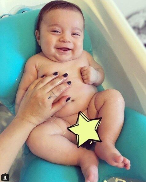 Noah, filho de Jéssica Costa com Sandro Pedroso, e neto de Leonardo, anda arrancando suspiros dos internautas pelo simples fato de ser um dos bebês mais fofos da web. Sentado numa cadeirinha de banho, o menino não perdeu tempo e sorriu para a mãe que registrou o momento

Acesse o R7 Play e assista a programação da Record quando quiser
