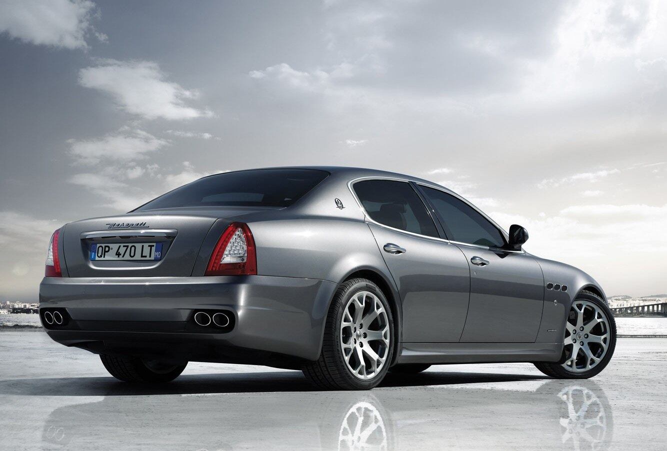 O Maserati Quattroporte usa um motor V8 cujas versões mais potentes podem gerar até 440 cv de potência. O propulsor também é aplicado na Ferrari F430

VEJA TAMBÉM:
>> Lamborghini Egoista faz jus ao nome e leva apenas uma pessoa
>> Jornal gringo chama os carros brasileiros de mortais. Entenda o porquê

Quer saber tudo sobre carros? Acesse R7.com/carros