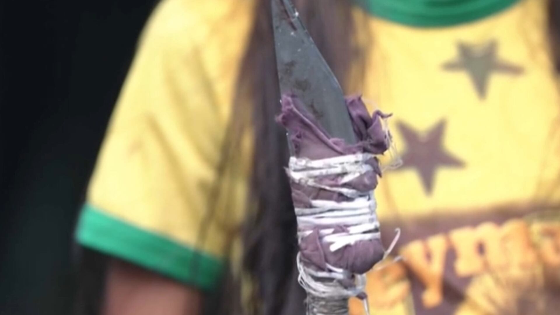 Crianças ribeirinhas são exploradas em produção de espetos de churrasco na Amazônia