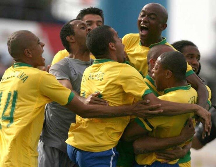 O famoso jogo do 'La Mano de Tulio'. O folclórico atacante brasileiro marcou o gol de empate nos minutos finais, ajeitando a bola no braço e levou a partida para os pênaltis, onde o Brasil levou a melhor e avançou para a semifinal.