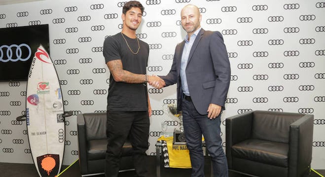 Medina cumprimenta diretor de marketing da Audi do Brasil, Herlander Zola, na sua coletiva