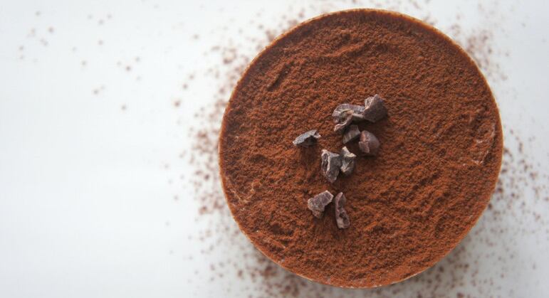 A lista de alimentos "amigos" dos ansiosos é longa, mas aqui vai um destaque para lá de agradável: o cacau. Puro, em pó ou em forma de nibs e tabletes com pouco açúcar, ajuda na formação de novos neurônios, traz uma sensação de bem-estar e deve fazer parte de uma dieta equilibrada e saudável. Além desses, os experts focam também em uma dieta rica em vegetais e frutas, fontes de magnésio, mineral que deve estar em dia para o bom funcionamento cerebral, sem esquecer do cálcio, outro mineral amigo do cérebro (e que ajuda a combater as crises de ansiedade)