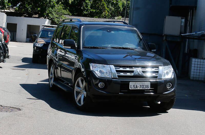 O empresário foi preso pela PF na manhã desta segunda-feira, assim que chegou ao Rio de Janeiro em voo vindo de Nova York. Ele foi escoltado por policias federais logo que desembarcou na pista do aeroporto, de onde partiu para o IML, onde ez exame de corpo delito e depois conduzido para o Presídio Ary Franco, em Água Santa
 
