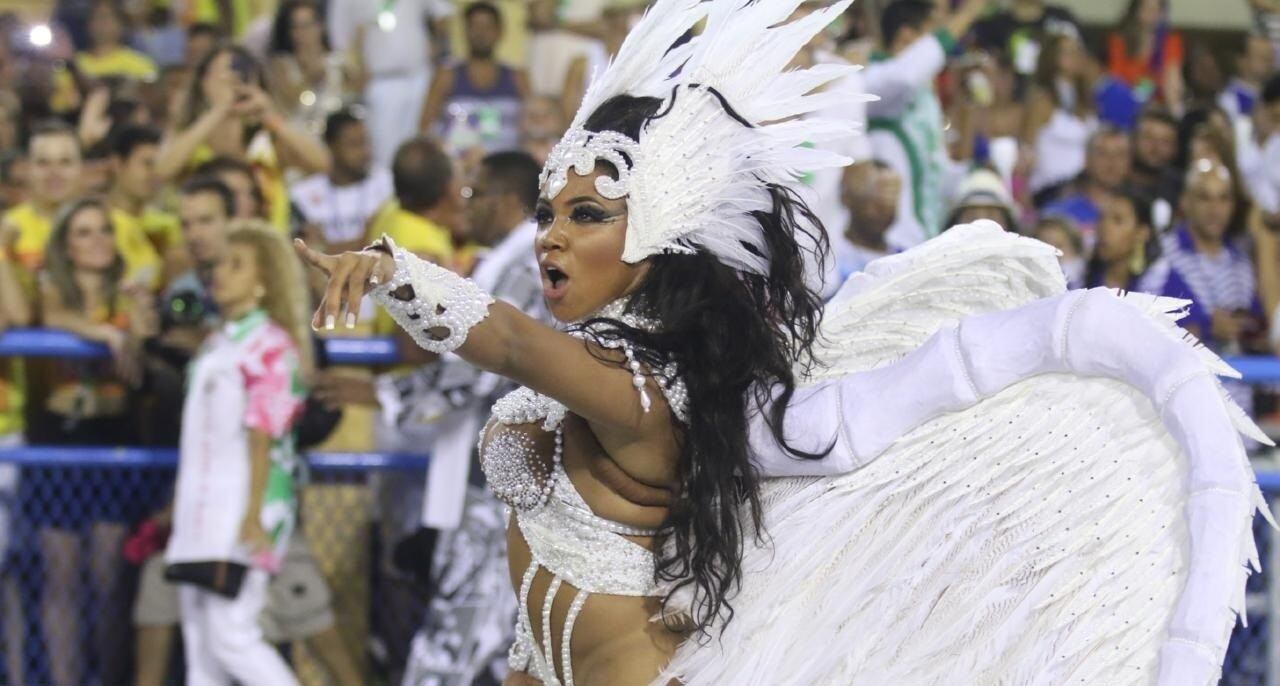 Evelyn Bastos usou asas enormes durante o desfile da Mangueira