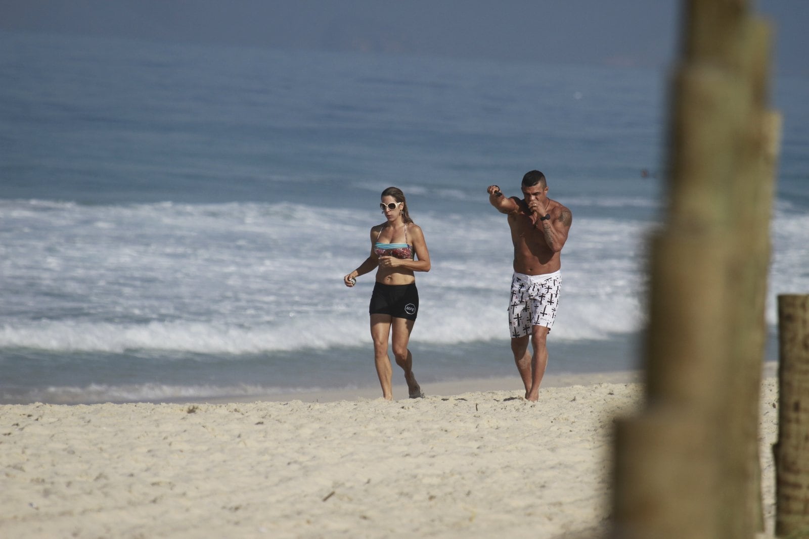 Veja mais fotos do treino na praia de Joana Prado e Vítor Belfort