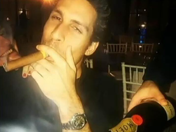 José Filipe, de 28 anos, é acusado de atacar duas pessoas durante uma festa na casa do irmão, na Gávea, no Rio de Janeiro (RJ). O jovem é ex-namorado de Ana Carolina, de 21 anos, que estava no local acompanhada do noivo, Gabriel. As vítimas foram agredidas com um saca-rolhas. Assista ao vídeo
+ Quer ver tudo o que rolou no Cidade Alerta? Veja a íntegra no R7 Play