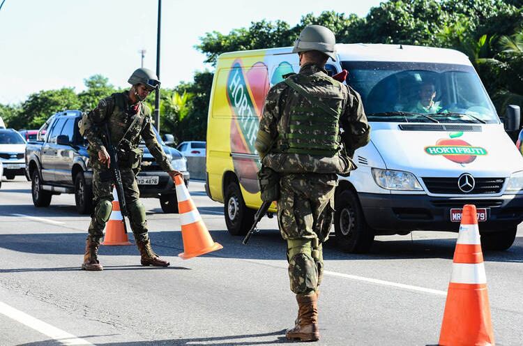 Tropas devem ficar na Maré até julho